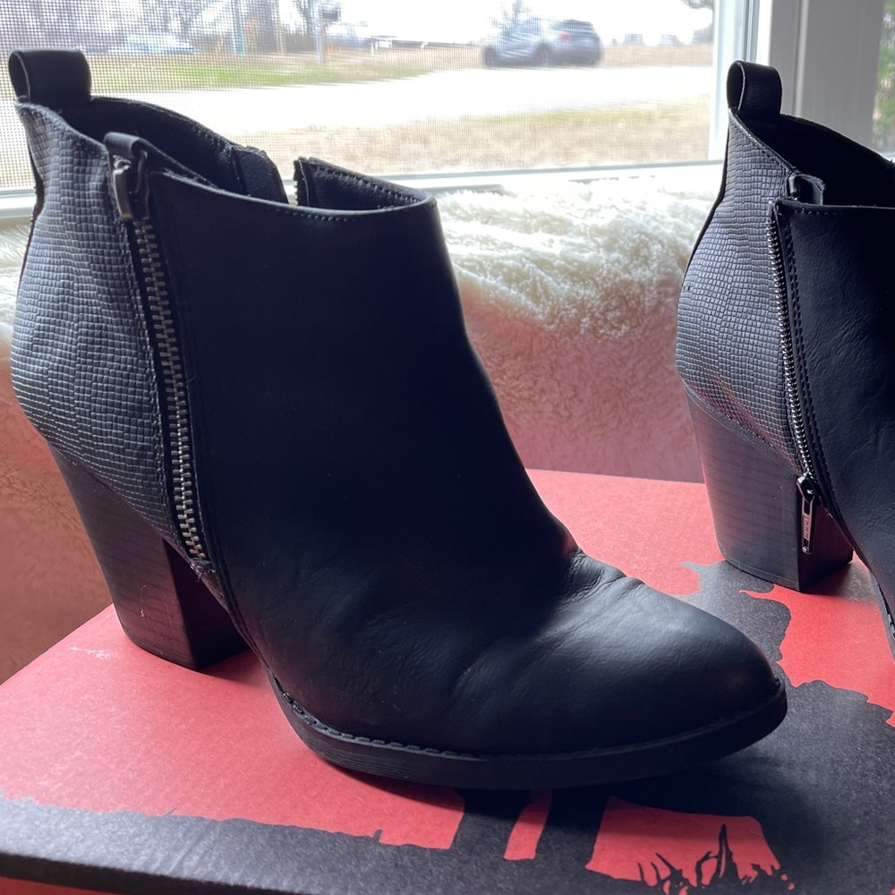 Universal Thread Ankle Booties Size 8 1/2.  Beautiful black boots.